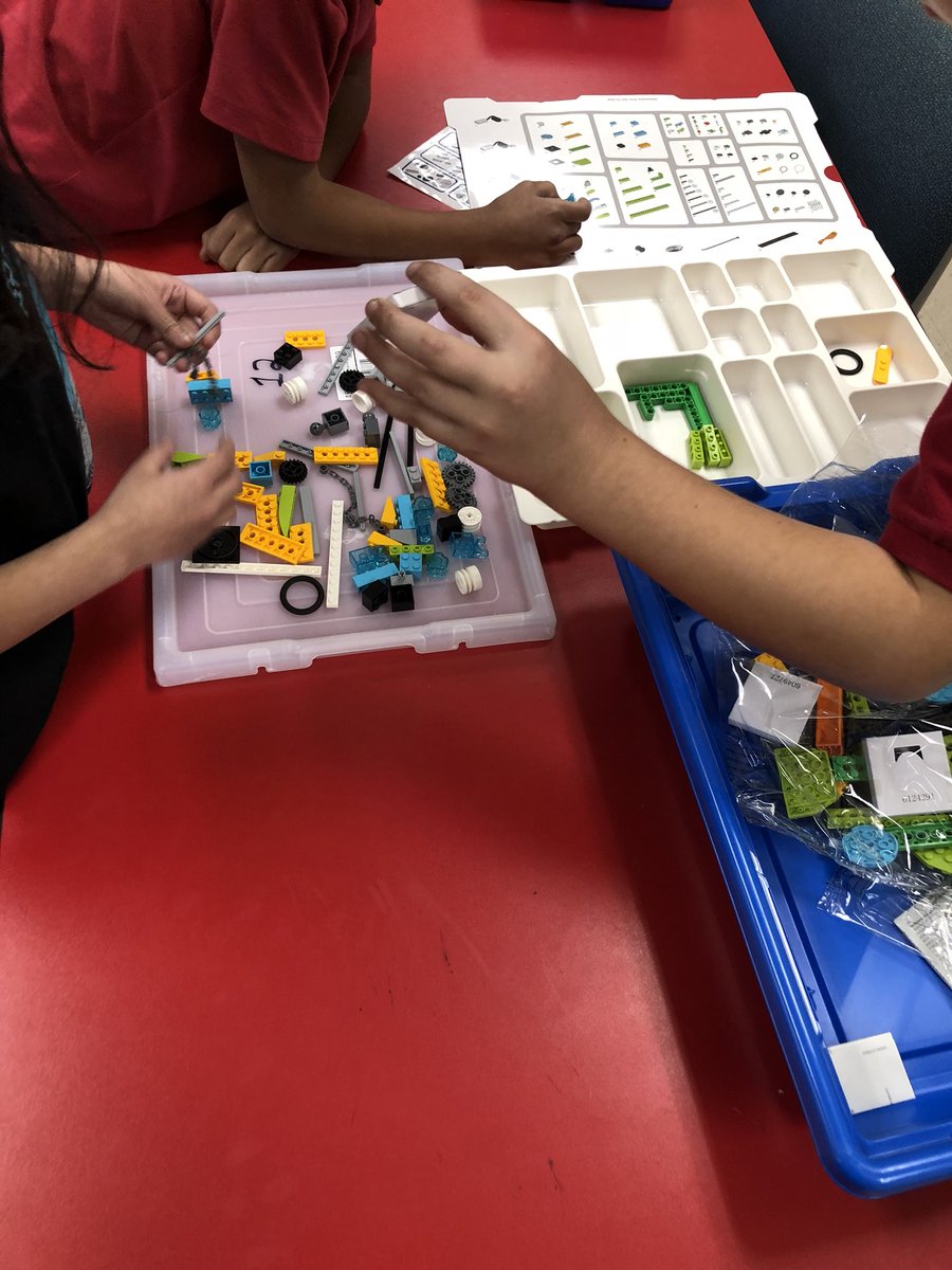 MeshaDaniel's tweet image. Glen Cove @GlenCoveStars 1st, 2nd and 3rd graders building their own robot!! #codingrules!  #THEDISTRICT