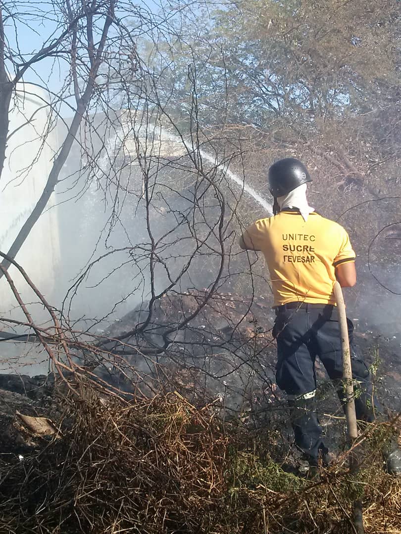 Unitec_Cna's tweet photo. Personal Tecnico Presta Atencion Oportuna conjuntamente con Bomberos  Municipales a Extingir Conato de Incendio de Vegetacion producto de la  Quema de Material de Desecho. #CarnavalesSegurosYEnPaz #ArayaSegura  @PCADRAICSucre @jjAcosta2021 https://t.co/CbIP7yCzXU