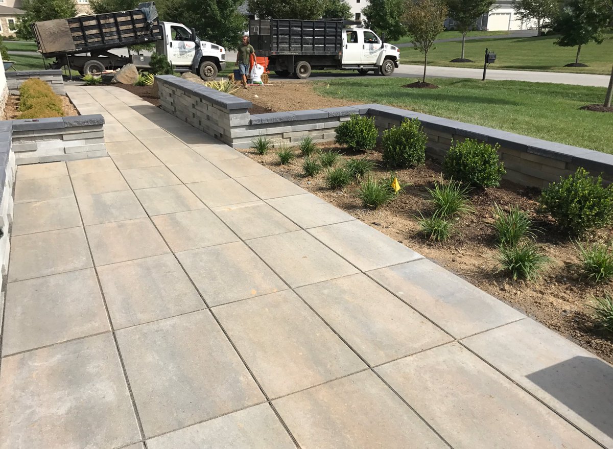 kevincarrolllan's tweet photo. #TechoBloc #BluSmooth #slab #GraphixWall and #GraphixCap. #Progress photo from warmer weather. @alexcadieux @paverpete1 @TechoblocKyle @TechoNerren @techotaphouse https://t.co/jQhqvhTMnF