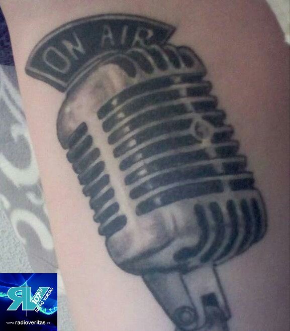 radioveritas's tweet photo. Nosotros llevamos las #ondas en las venas, como demuestra el tatuaje de @maryan90  deseamos que halláis pasado un muy buen #diamundialdelaradio disfrutando de ella @auxirueda @copeavila @COPEPINARES @RadioGredos @radioadaja @rne @RadioMariaSpain @RADIOESCUCHANTE @Ayto_Avila https://t.co/1GqbX9dUE3
