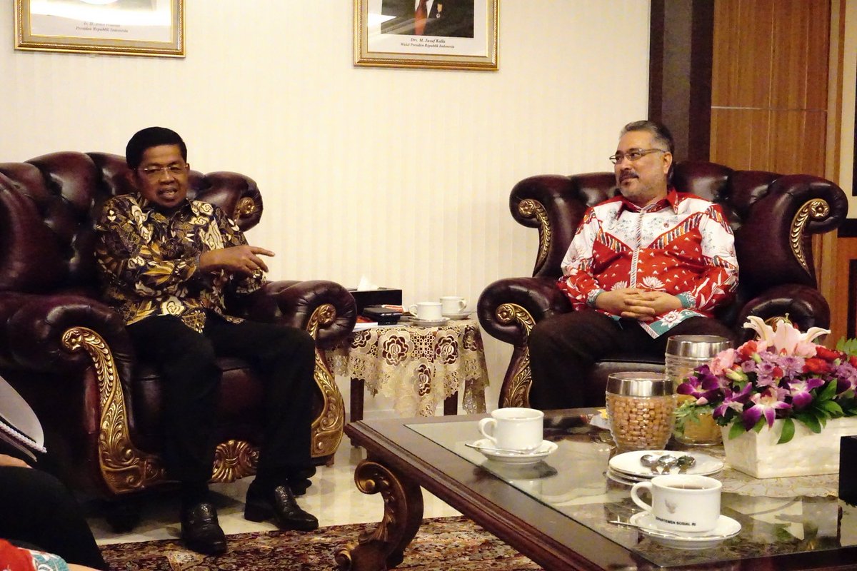 PPSOIna's tweet photo. Terima kasih Pak @IdrusMarham5 Menteri Sosial RI (@KemensosRI) atas waktunya beraudiensi dengan #SOIna di Kantor Kemensos RI kemarin (13/2). https://t.co/GrzkvUUyJg