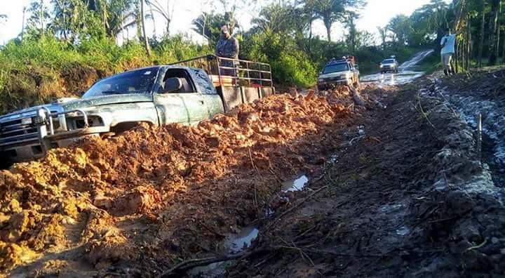 LNC_Honduras's tweet photo. Gobierno del presidente @JuanOrlandoH a través de @Insep2017 realizan reparación de carretera Bonito Oriental- Iriona, Colón; la cual por las lluvias había estado intransitable. Pobladores agradecen al diputado @ORNColon y al gobierno por darle solución a está problemática. https://t.co/qXC3AemiSt