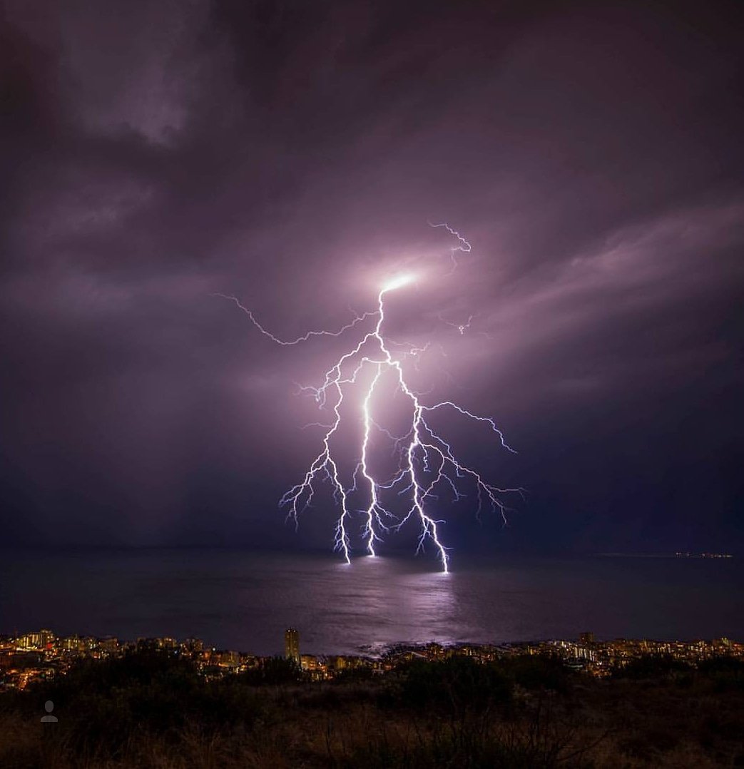 CapeTownEtc's tweet photo. Lighting captured from Lions Head. Cape Town is so grateful for every little drop of rain.
📸 @ant_speirs https://t.co/1gb8RNu9fk