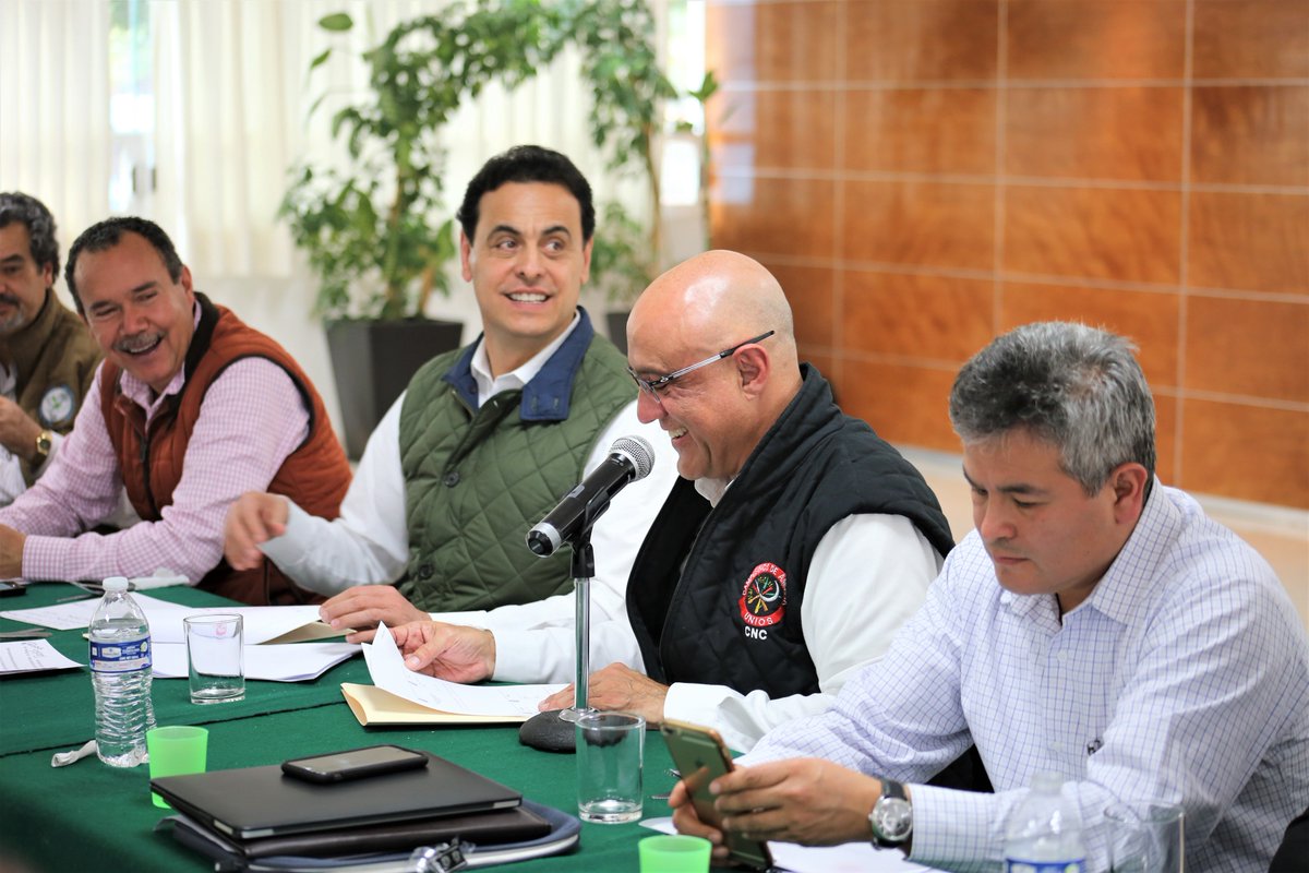 CNC_CEN's tweet photo. ¡El trabajo en el campo es continuo!

Unidos, ramas de producción y sistemas producto, cenecistas, lograremos llevar lo mejor del campo a las mesas de las familias mexicanas. https://t.co/u6i5gM0p6n
