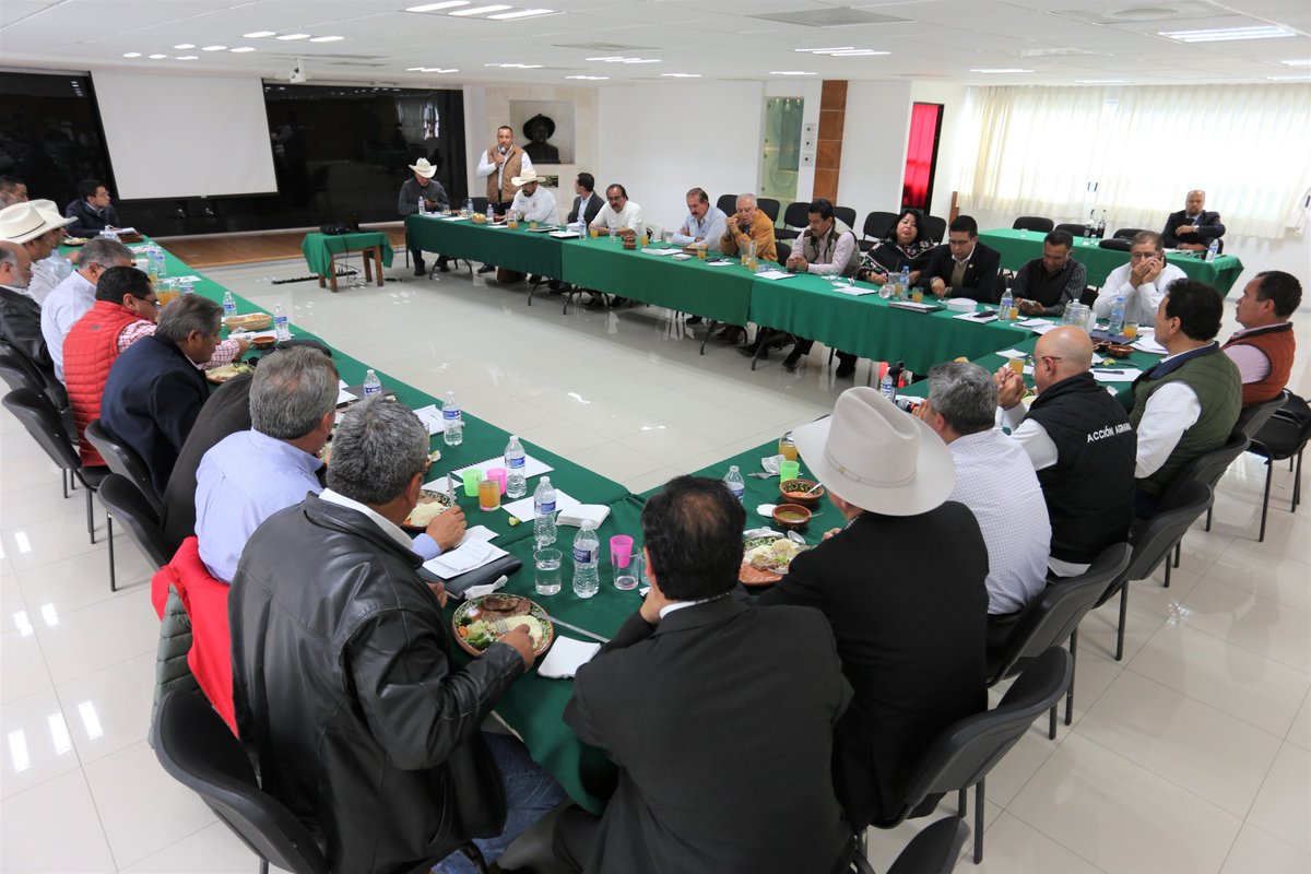 CNC_CEN's tweet photo. ¡El trabajo en el campo es continuo!

Unidos, ramas de producción y sistemas producto, cenecistas, lograremos llevar lo mejor del campo a las mesas de las familias mexicanas. https://t.co/u6i5gM0p6n