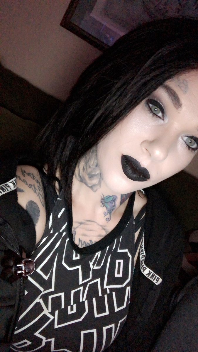 LeeDeshea's tweet photo. #KATVOND #lipstick @KATVONDbeauty @katvondworld https://t.co/pmQyCHmX2r