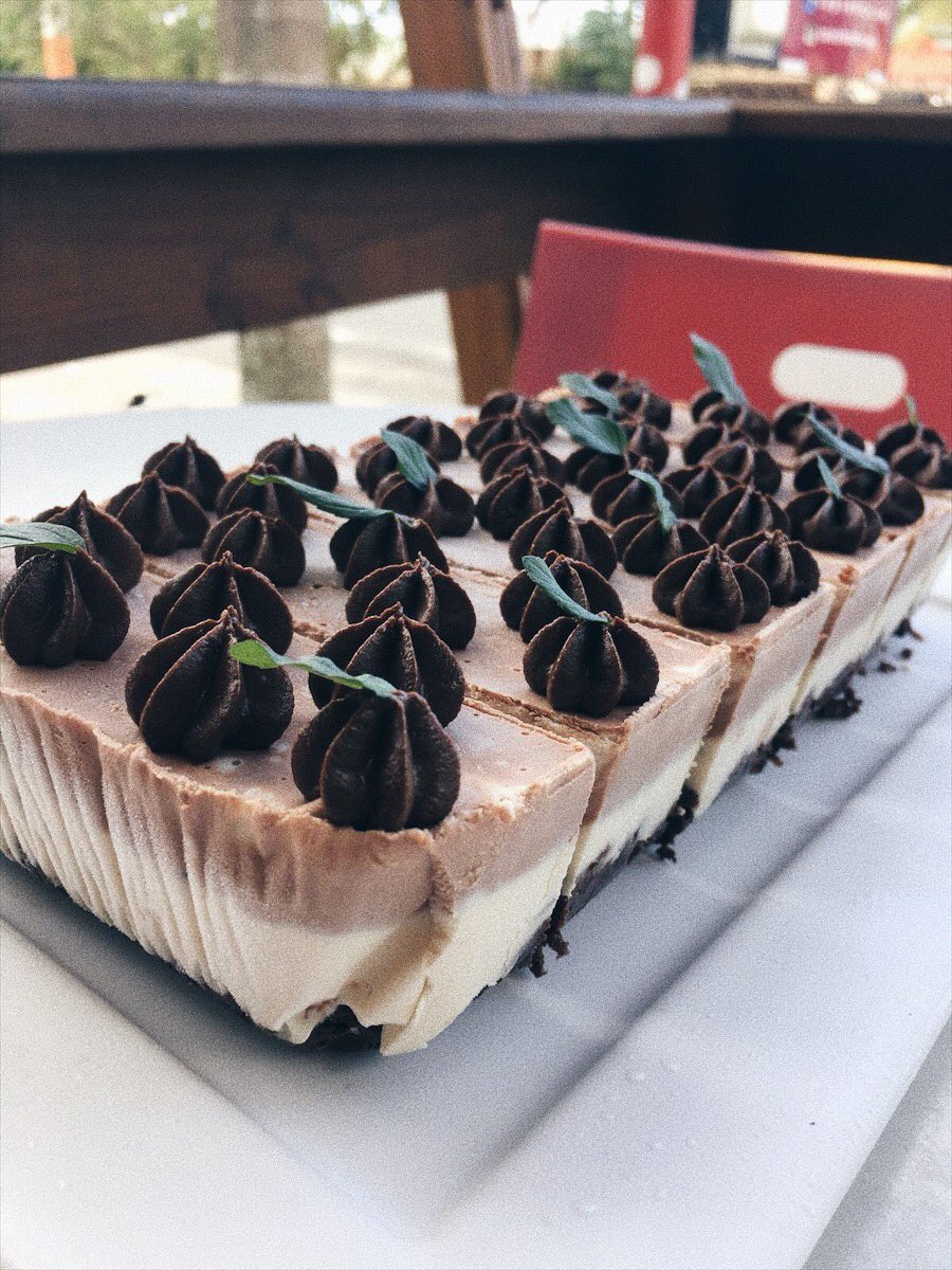 amitchelle1's tweet photo. 🌿Vegan cheesecake🌿
•Base de brownie crudivegano y chocolate con menta.
•Mini cheesecake de Reese's
•Fresas con brownie
#Vegan #chefAle https://t.co/kf5AyJRlEy
