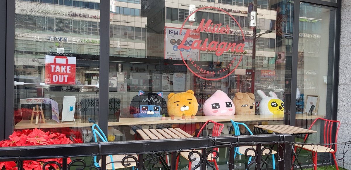 nailblue's tweet photo. 출근길에 본 아브뉴프랑 가게 귀엽다ㅋ https://t.co/pQuTqmkSS9