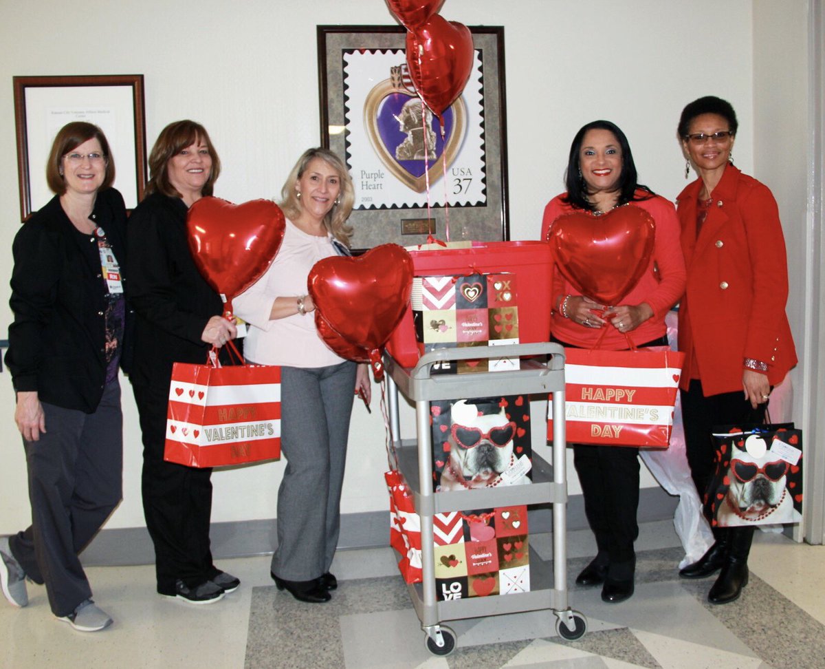 givehopehelp's tweet image. Giving Hope &amp;amp; Help LOVE Bags 4 Cancer Delivery Day at the Kansas City VA Medical Center Cancer Treatment Center. This is Giving Hope &amp;amp; Help’s 4th year sharing LOVE Bags to hospitalized cancer pts., but the 3rd year at the VA. 
givinghopeandhelp.org #GiveHopeHelpLOVEBags4Cancer