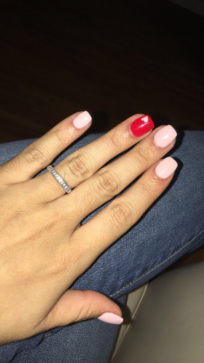 x3kets's tweet photo. Valentine’s Day nails 💕 #alwaysslay https://t.co/EKrpa5N8nu