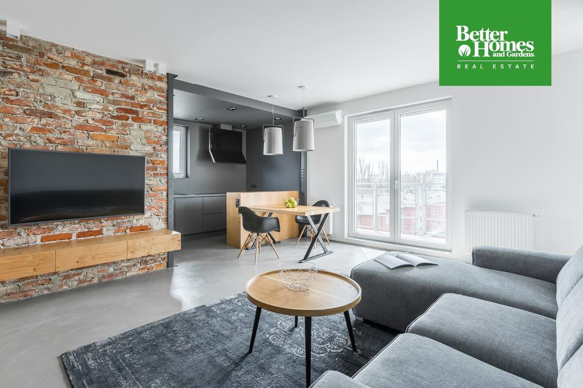 Dockside_Realty's tweet image. Between the gray sofa and red brick accent wall, this room is a delight. Do you agree? #BHGRE