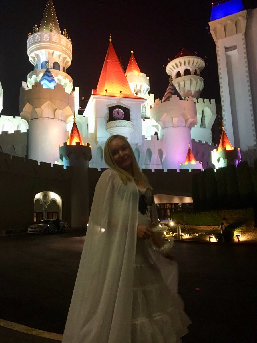ClaireMcKevitt_'s tweet photo. “But for those who love, 
time is eternal” 

Fairytale @ExcaliburVegas 
I guess it’s #ValentinesEve 
#TournmentOfKings 
#Valentines
#MonthofLove 💗🥁💗 https://t.co/OPIWSSxVoS