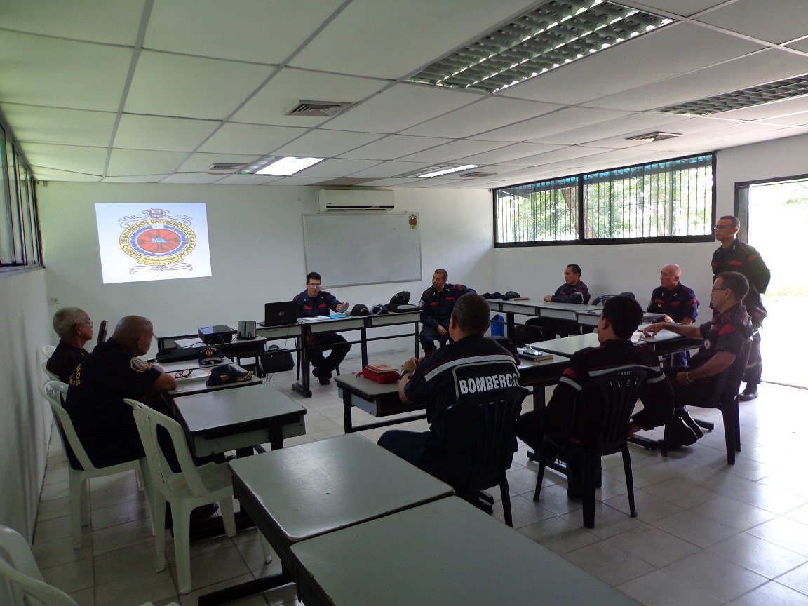 #Rumbo41AñosBUC: los <a href="/bomberuc/">Bomberos de la Universidad de Carabobo</a> cuenta con el invaluable apoyo de los Bomberos Voluntarios, coordinados por el teniente (B) Eduardo Rodrigo
Estudiar y servir
Disciplina y abnegación