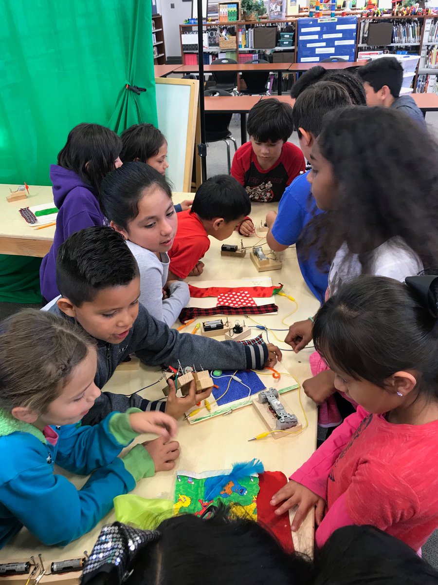 jdvscience2's tweet image. Tinkering with circuits in the Wilson science Workshop during after school.