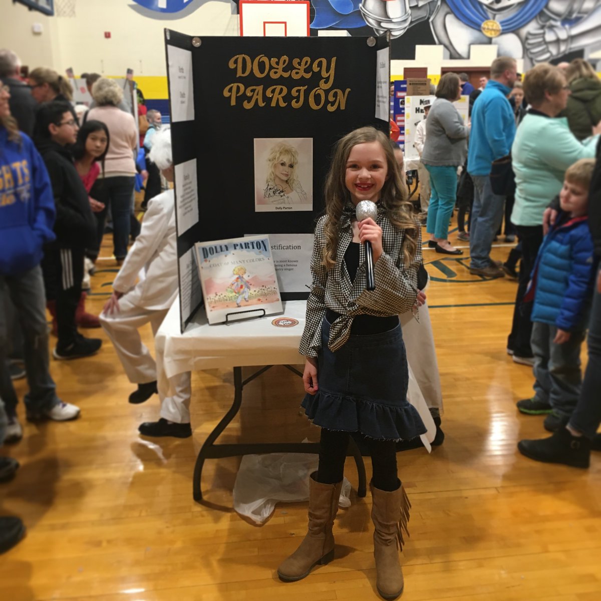 jh2me's tweet photo. Jadyn did a biography on Dolly Parton for her 3rd grade wax museum. She loved it and stayed in character the entire night. She loves Dolly! @DollyParton #dollyparton #biography #Jolene #ninetofive https://t.co/8rFo2WAVJO