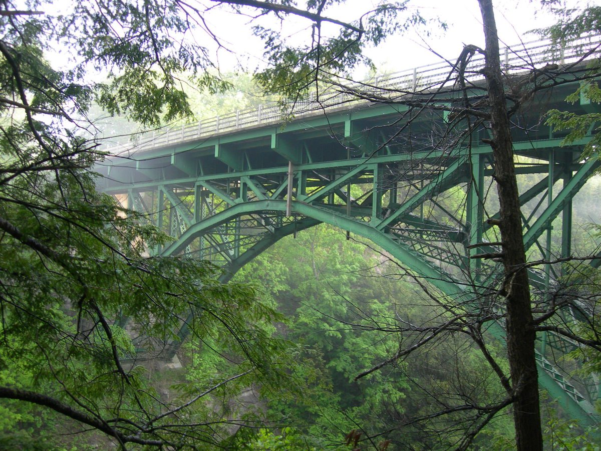 StewartVT's tweet image. Despite 2015 #VT law, no #SuicidePrevention barrier yet exists at #Quechee Gorge bridge. 
mynbc5.com/article/suicid…

#vtpoli