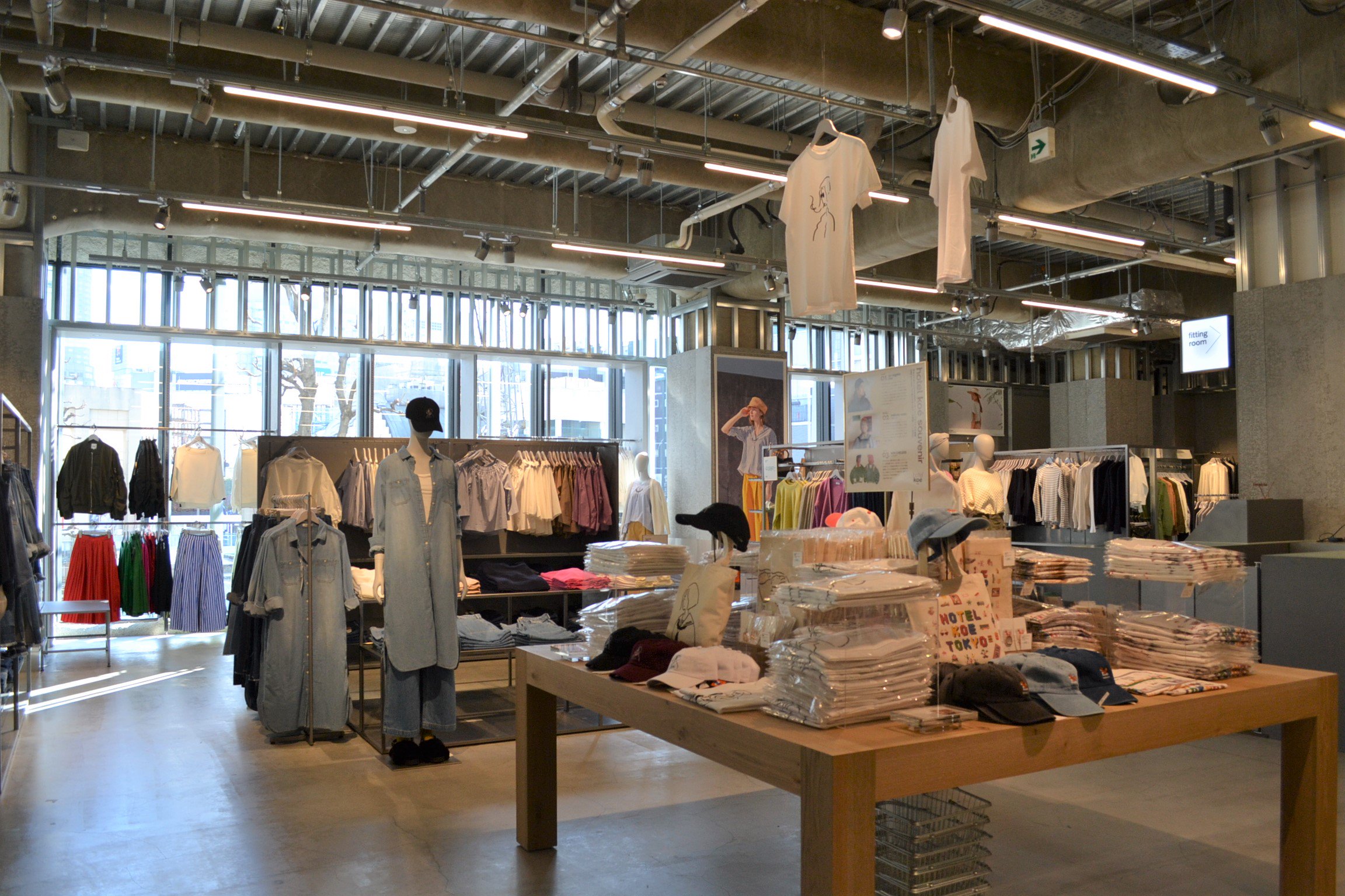 ファッション販売編集部 Sur Twitter Hotel Koe Tokyo 先週取材に行かせていただきました ファッション販売４月号にも掲載予定です ２階のkoe渋谷 店は自動レジでカード決済であれば夜遅くまで買物可能 服だけでなくインバウンド向けのクッキーや雑貨も取り扱っ