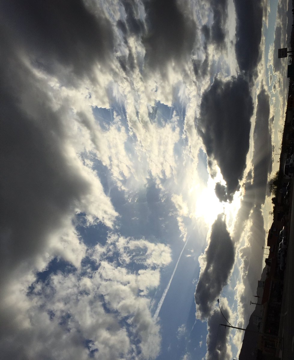 PaloXanto's tweet image. ✌️ to the gods ☁️ 👁 ☁️

#cloudmusings #panorama #glitchart #joshuatree #desert