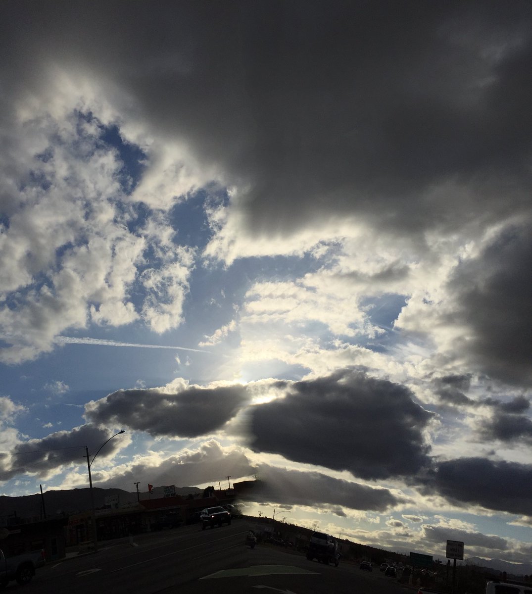PaloXanto's tweet image. ✌️ to the gods ☁️ 👁 ☁️

#cloudmusings #panorama #glitchart #joshuatree #desert