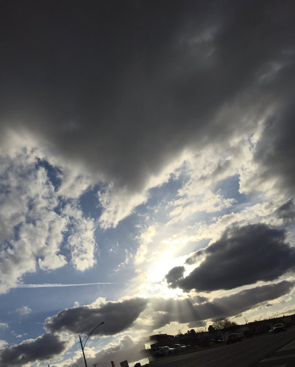 PaloXanto's tweet image. ✌️ to the gods ☁️ 👁 ☁️

#cloudmusings #panorama #glitchart #joshuatree #desert