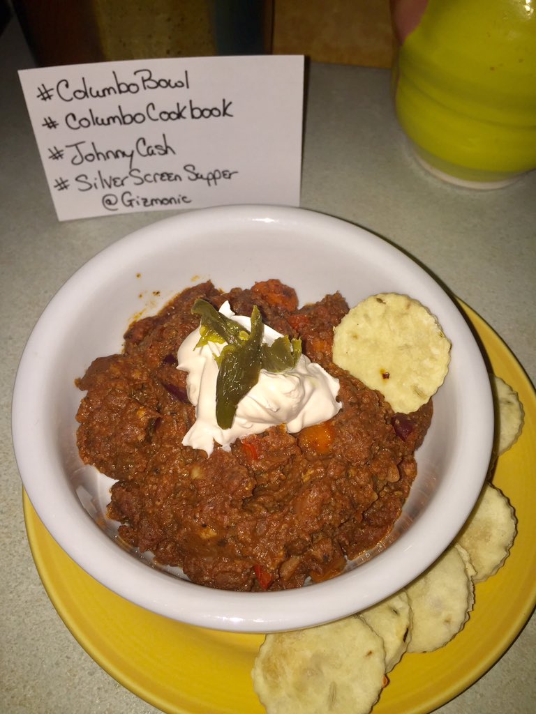 Gizmonic's tweet photo. @silverscreensup Finally got around to taking photos. ๐ถ๐ถ Made the veggie version topped with #vegan sour cream, roasted jalapeรฑos and a side of homemade fennel and chili crackers. Yum! #columbobowl #ColumboCookbook #JohnnyCash https://t.co/ZbScTPXJ1b