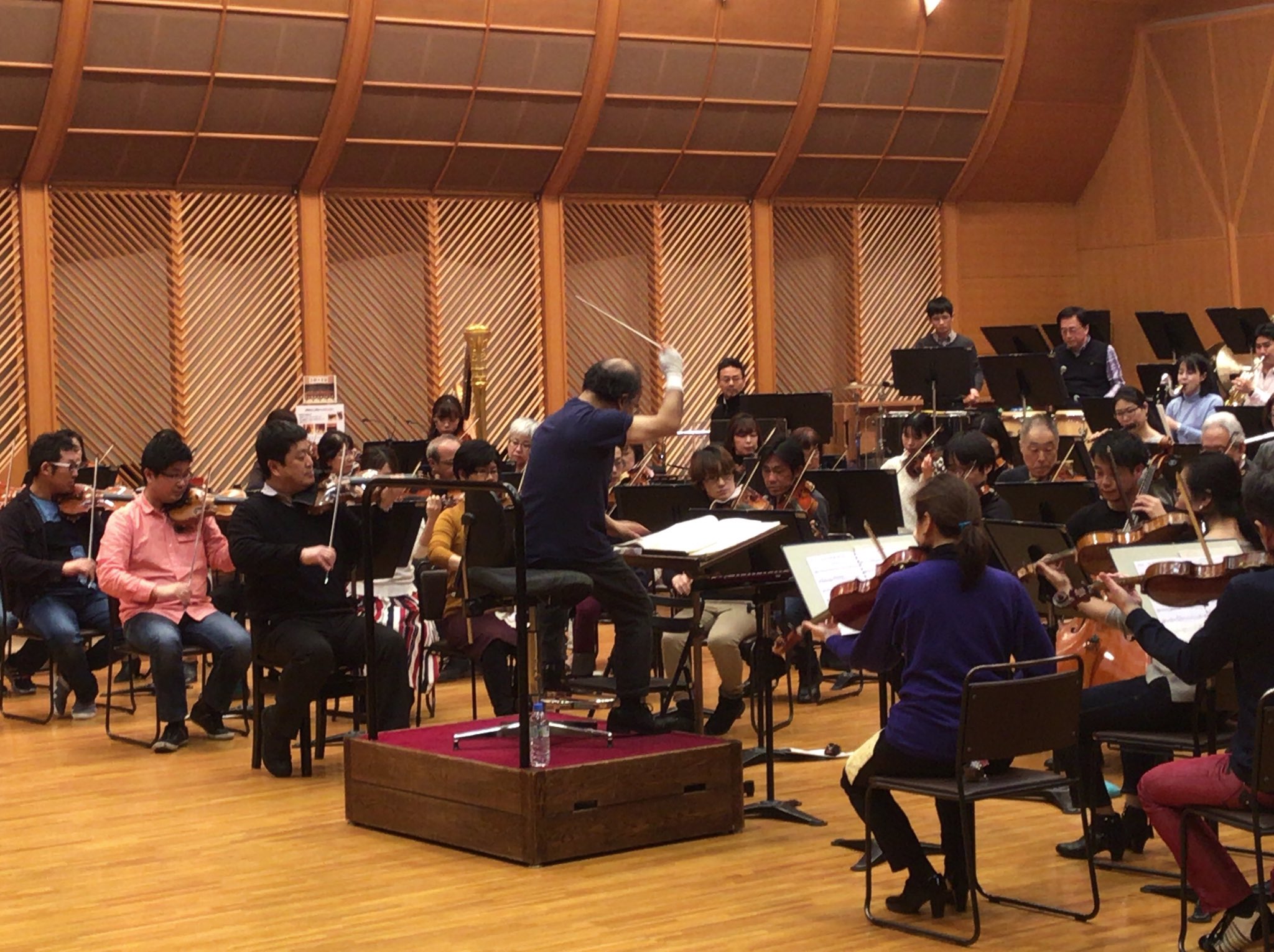 名古屋フィルハーモニー交響楽団 広上マエストロの指揮で 本日のリハーサルが始まりました まずは クーネ エレヴェーター ミュージック から シドニーゆかりの曲ですが 中南米 と思うくらいラテンのノリ 7月定期 アロンドラ デ ラ
