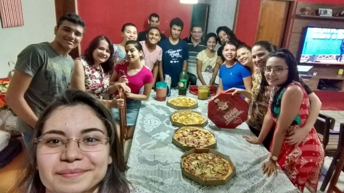 jaksonbezerra__'s tweet photo. Encerrando com muita bênção, palavras edificantes e claro, comiiiidaaaa🍕😋
#conscienciacristã2018 🙏
#edificadossobrearocha 💪 https://t.co/M4gkhDOJGB