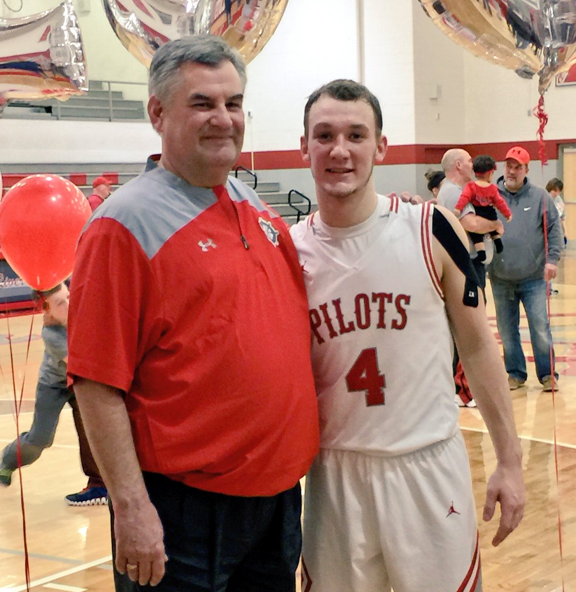 Congratulations to @l_isaly4 on surpassing 2000 career points tonight! The @River_Pilots advance to the OVAC Championship on Saturday at 10am at OUE! See you there! #RaisedByRiver #RiverPilots #2000CareerPoints #WeAreRiver