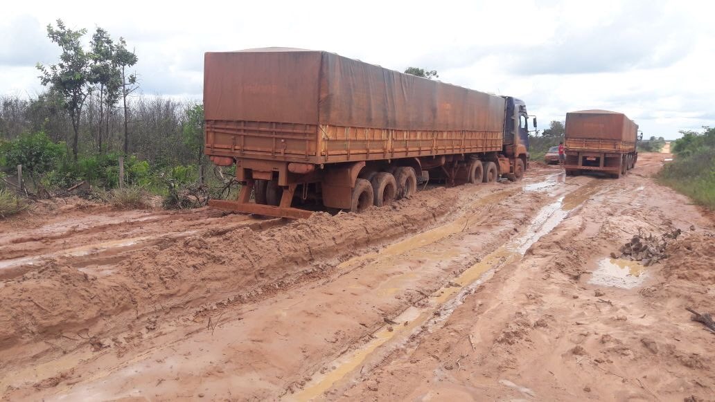 StaLuziaEsteio's tweet photo. Excess of rain + unpaved road + heavy traffic due to soybean harvest = #LackOfInfrastructure
Photo taken in Paranatinga, Mato Grosso State
#agro
#brazil🇧🇷 https://t.co/6TjBTCjrpC