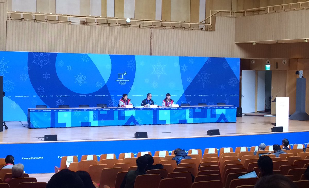 RaphLeclerc's tweet photo. Le briefing quotidien du Comité d'organisation #POCOG #PyeongChang2018 ! Chaque matin à 11h au Main Press Center pour détailler la situation avec @Marq : transport, météo, sujets sensibles, etc. 80 medias ce matin https://t.co/W0dim4eTAZ