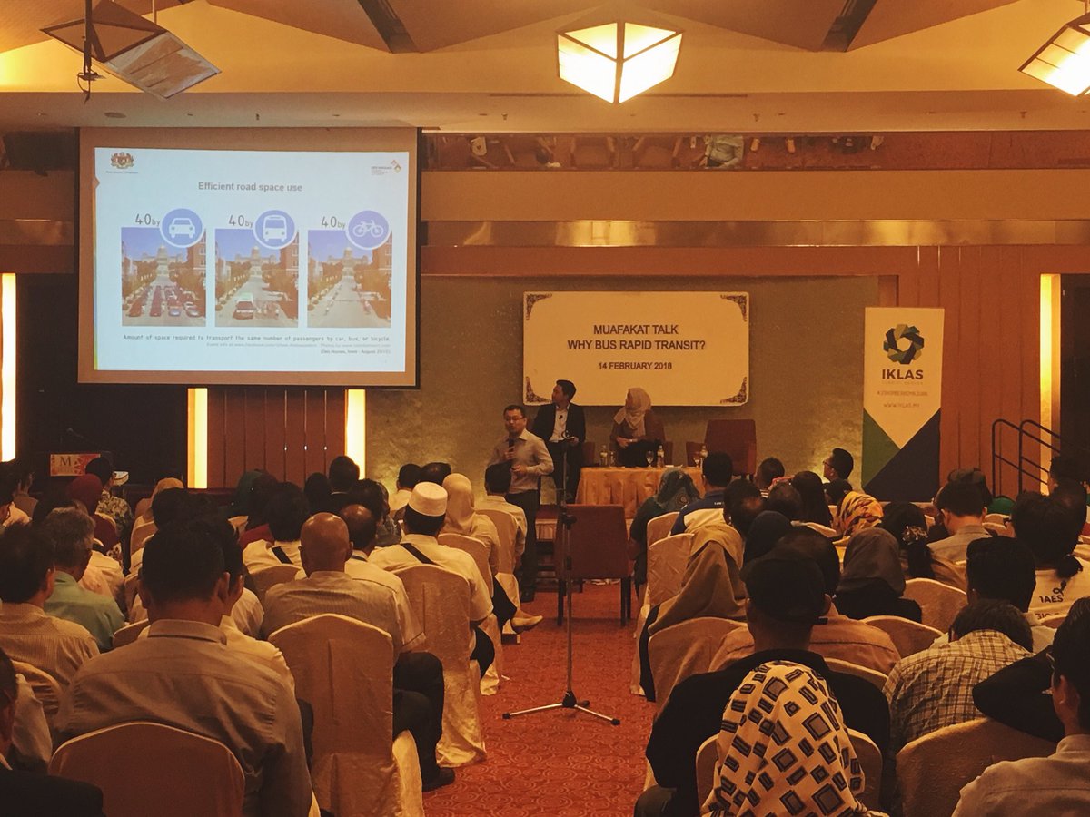 IMBRTOfficial's tweet photo. Our second panel : Mr Rudyanto Azhar, the head of Bus Rapid Transit Iskandar Malaysia is up now. #MuafakatTalk #muafakatjohor #johorberkemajuan #IKLAS #IRDA #iskandarmalaysia #IMBRT https://t.co/TvqQsuH4kl