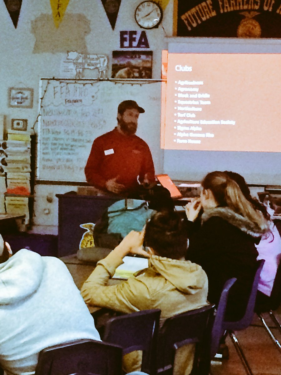 SenecaUrbanAG's tweet photo. Thanks Max from @wku for sharing all things #Ag with us #guestspeaker #collegefutues #aggoals @SenecaPrincipal @DamienSweeney33 @MrsDixonAP https://t.co/mtS10y8Cct