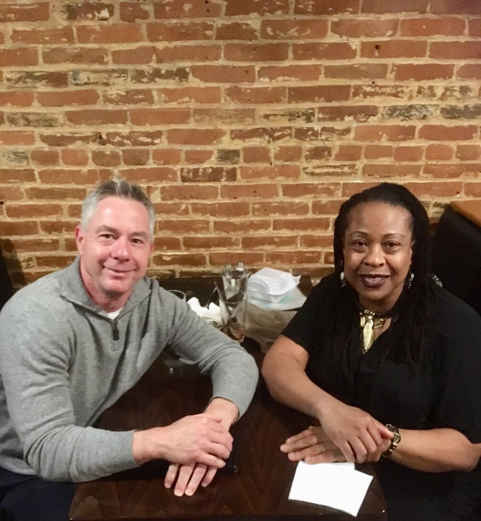 maudlynei's tweet photo. Ending a wonderful 3 days in #IowaCity 4 @uiowa School of Journalism & Mass Communication #ProfessionalInResidence!
Engaging discourse w/faculty & students on state of #Journalism + #UrbanAffairs #Immigration #BookPublishing!
My Thanx 2 #SJMC Director #DavidRyfe & Amazing Dept! https://t.co/I7nOvoSkpi