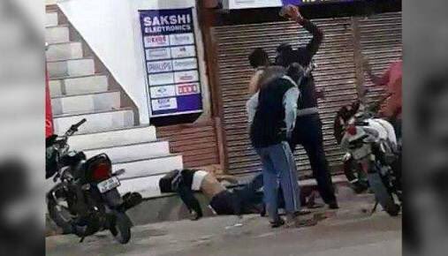 Akhtaruliman5's tweet photo. UP ke ek restaurant mein Ek #Dalit student ko Qatal kar diya gaya. Qasoor sirf itna tha ke Wo Dalit tha Aur galti se kisi upper cast se Takda gaya tha.

#Dalit Aur #Muslims ko chorr ke #Sabka Vikas ho raha hai . 
#Allahabad https://t.co/9JaPhZyVbt