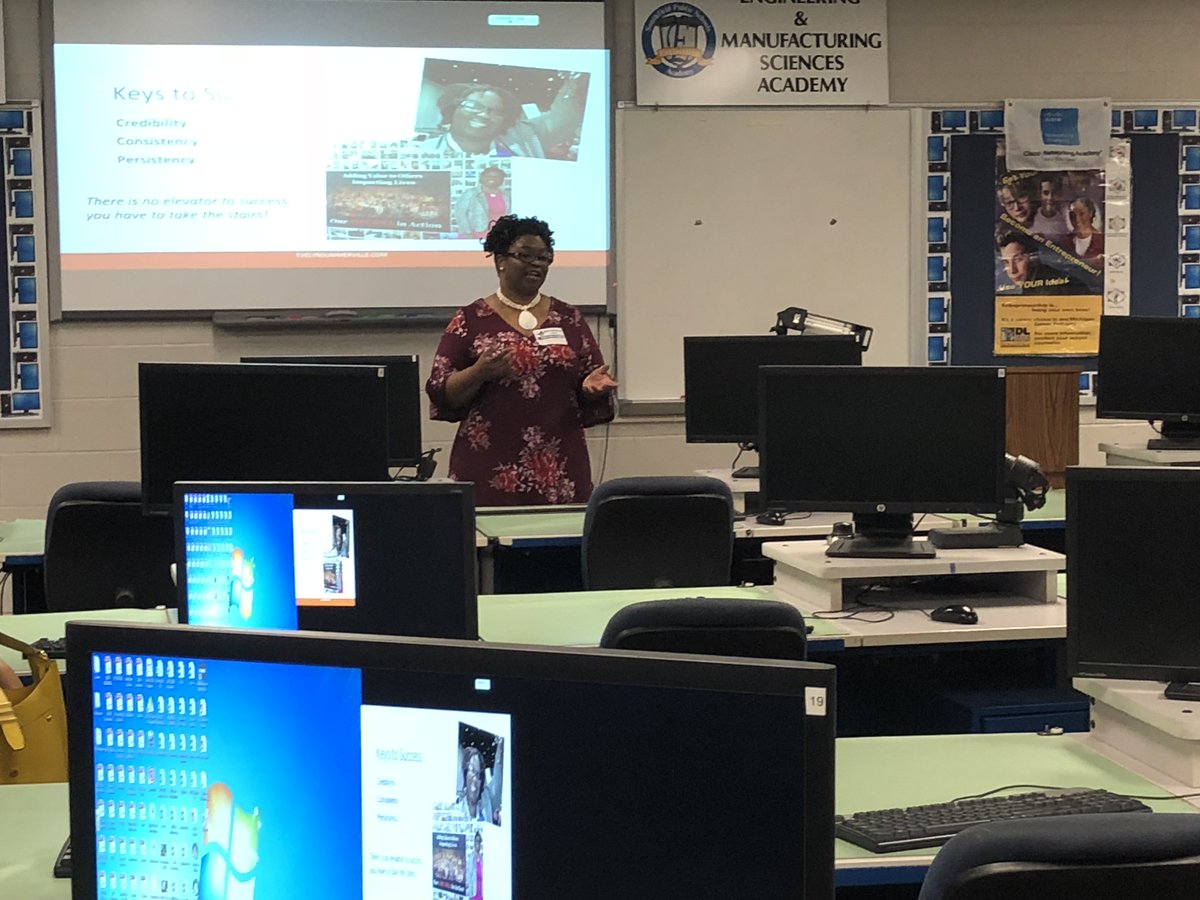BusinessProsSAT's tweet photo. Today Our Chapter Sat In A Seminar At Our School To Hear @coachevesum Tell Her Motivational Business And Networking Experiences To Encourage Our BPA Chapter To Pursue Their Future Business Careers. Day Two of #BPAWeek:Professional Development 👨‍💼👩‍💼 @bpanational @michiganbpa https://t.co/1Hna04ZlMD