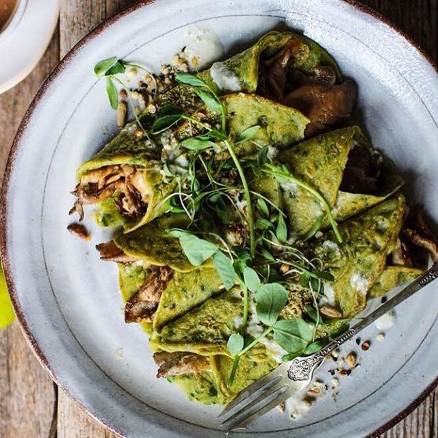 letscookvegan's tweet photo. Spinach Crepes with Mushrooms &amp; Basil Pesto by @rebelrecipes 💚
Recipe
For the crepes 
1/2 cup buckwheat 
1/2 cup plus 5 tbsp water 
1 tsp apple cider vinegar 
2 handfuls spinach blitzed in a mini chopper of chopped finely. 
1 tbsp olive oil 
1/2 tsp garlic powder
1/2 tsp sea… https://t.co/4Lb5ifPA78