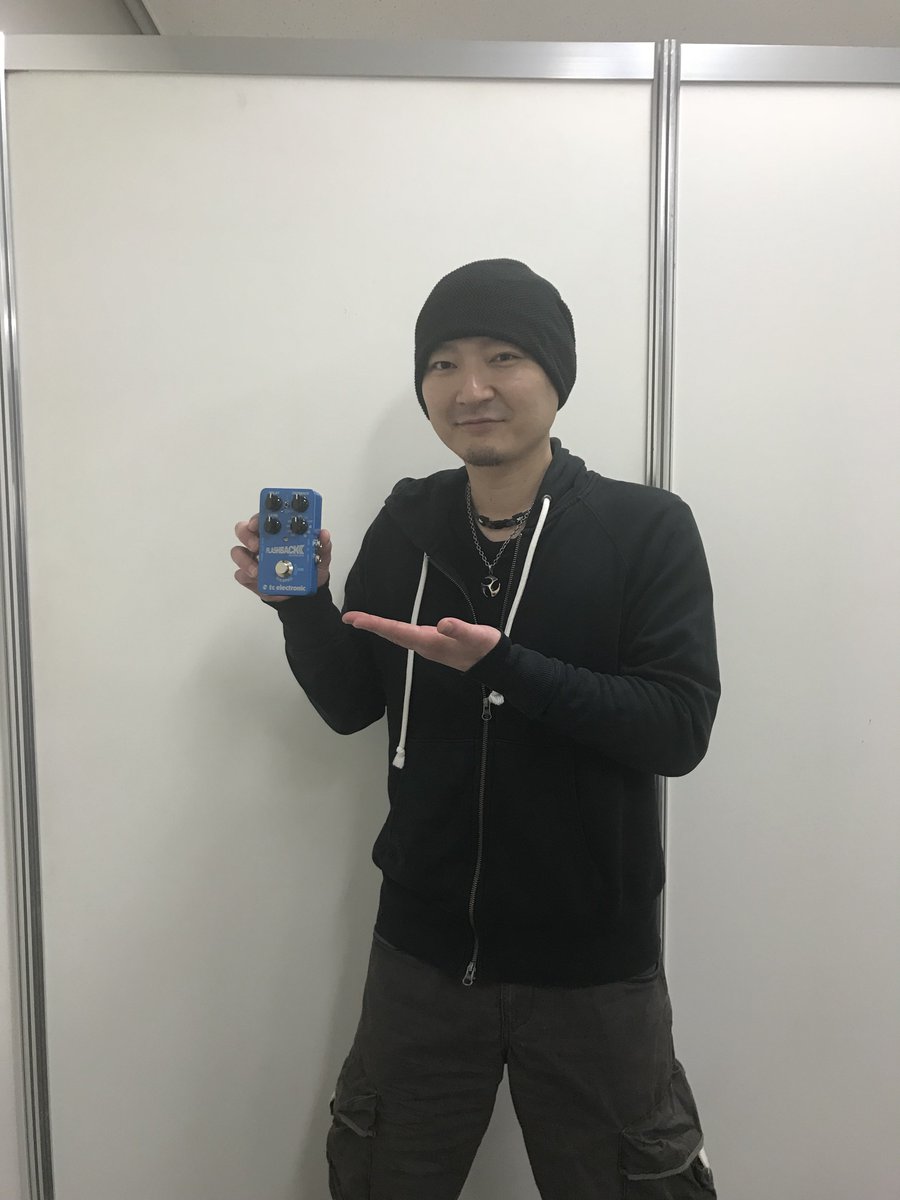TCELECTRONICJP's tweet photo. 先日、 仮BAND, 神バンドのベースBOHさんに FlashBack 2 Delayを届けにやってきました。 @BassistBOH
#TCElectronic #FlashBack2Delay #BOH #Bass #仮バンド #神バンド #ベース https://t.co/lZWz2SUryb