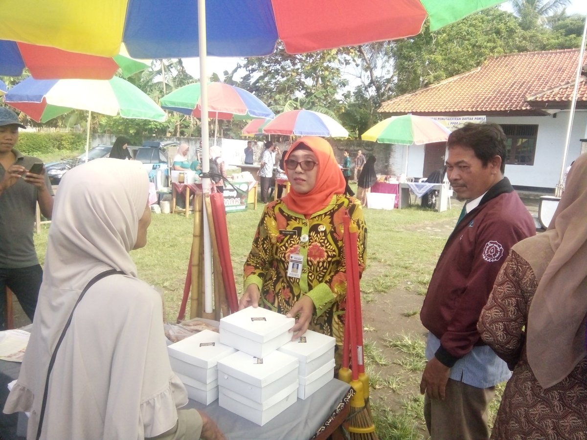 WahyuAjie07's tweet photo. Ayok datang di pasar OBAL ABEL ( Olahan Barang Lokal Ayokk Beli Lagi ) ...cintailah produk2 lokal
#save bumdes
#save umkm
#tppi#jateng
#p3md kebumen
@Agusmursalin1
@EkoSandjojo @arwanwied @KemenDesa @fauzan_bankfao @Widya59703621 @RistantiYulian2 @MustholihE @JumaliAsroh https://t.co/Rw2F1BgsvS