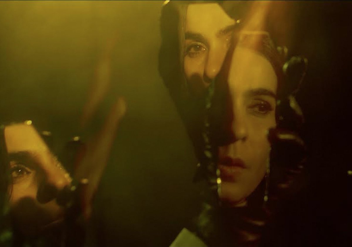RollingStoneMX's tweet photo. En exclusiva para Rolling Stone, Marcela Viejo estrena el video de "Órdenes para mí", canción que cuenta con la participación de Manuel Mendoza Coe de Camilo Séptimo: https://t.co/IMx01OsKHR https://t.co/FkWSqiPWrH