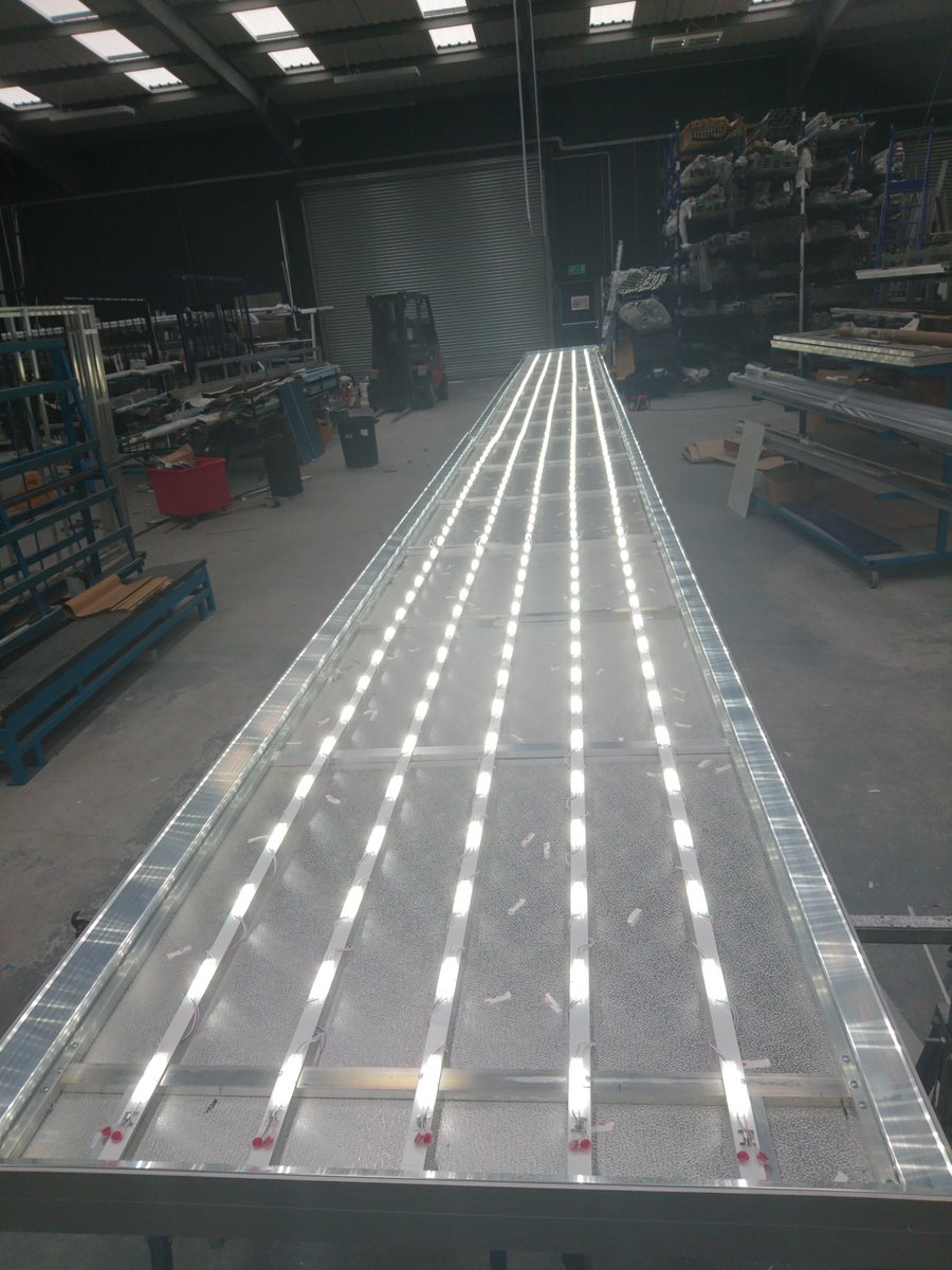 UniversalSignss's tweet image. Here's a beautiful Led it 12.5 meter box, only 90mm deep. Who needs tube lighting now ?