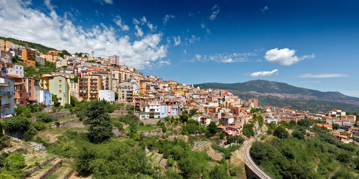 Cosmopolitan's tweet photo. STOP EVERYTHING: You can buy a house in Italy for $1 right now https://t.co/G5HnIN44AO https://t.co/smnICk1yLa