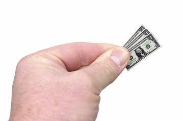 сумма денег в руках. деньги мала. портмоне без денег. заработная плата. низкая зарплата.