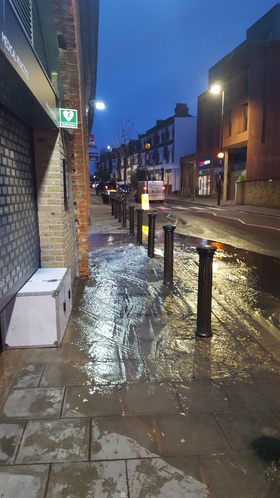 SeasonsofE's tweet photo. Another burst pipe in herne hill @thameswater https://t.co/xBWzcihJti