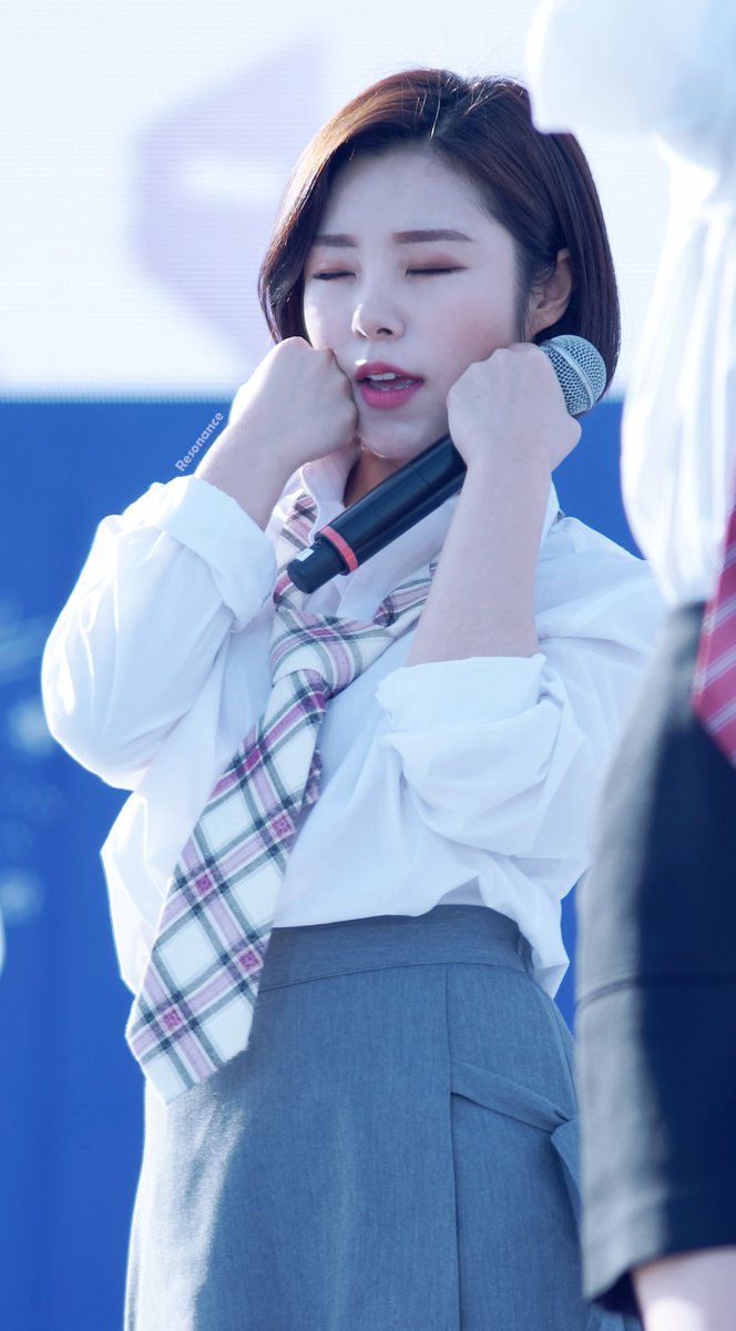 171014 홀가분 나이트마켓 #휘인 너무 보고싶고 보고싶었는데 어제 브이앱 와줘서 너무 고마웠어요!☺ 그래서 달린 또다른 과거여행... 보고 싶은데 내가 뭘 어쩌겠어😭️