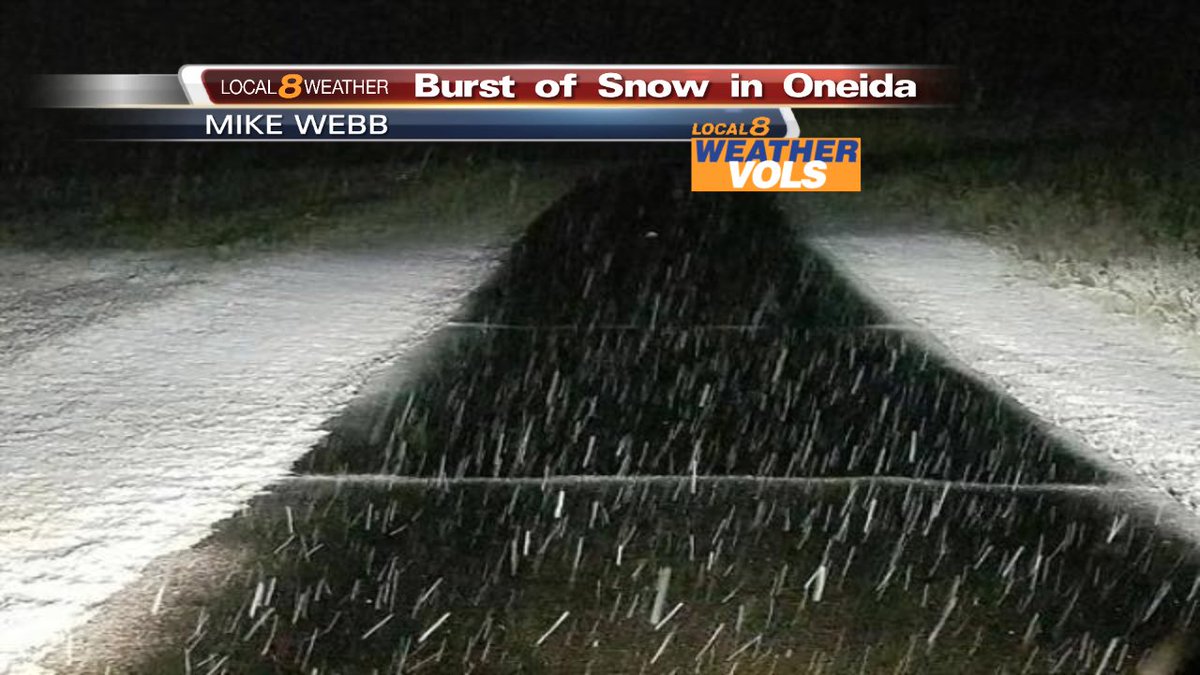 ETNHeather's tweet photo. Great example of a burst of snow and colder surfaces ... #Local8wxVol Mike says it was hard to see and it's sticky quickly. https://t.co/TComeF9NCT