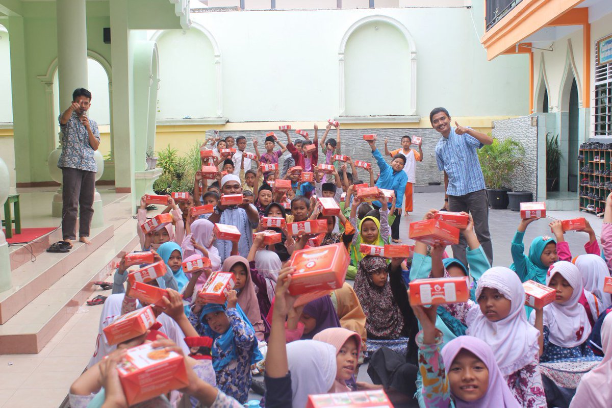 JuaraSD_Pku's tweet photo. Donasi gizi juara untuk siswa @JuaraSD_Pku donaso donatur @rumahzakat https://t.co/zTC6tSCiAh