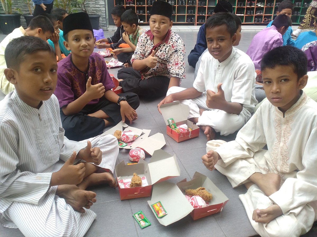 JuaraSD_Pku's tweet photo. Donasi gizi juara untuk siswa @JuaraSD_Pku donaso donatur @rumahzakat https://t.co/zTC6tSCiAh