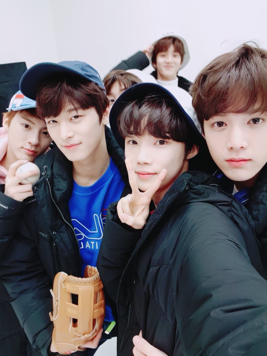 TheBoyz_br's tweet photo. [#TRAD] 02.02.18

Atualização do Twitter: Fotos nos bastidores da Dazed.

#더보이즈 #THEBOYZ https://t.co/VS1iyDRG5P