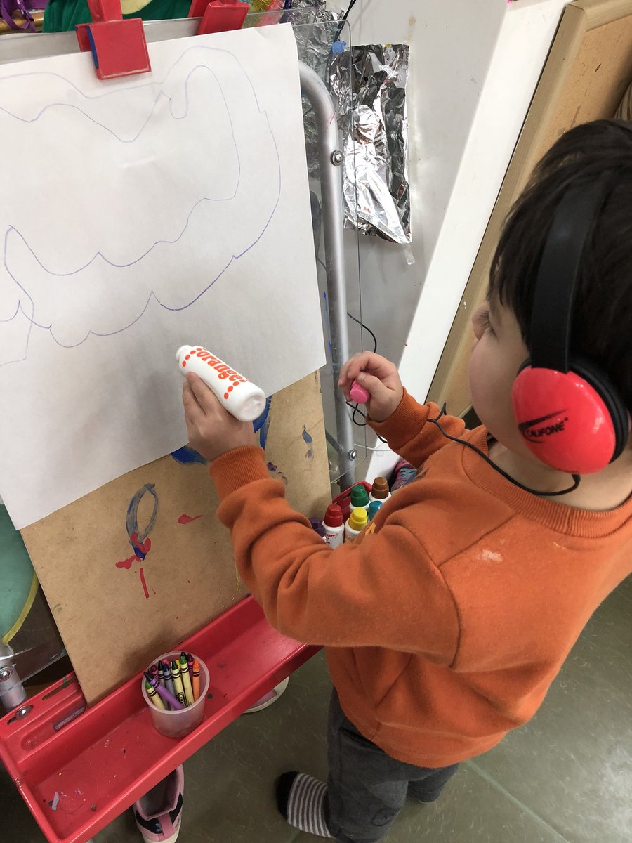 ms_suepark's tweet photo. Painting with classical 🎼 
I believe in power of music!
#HowtoExpressOurselves
 @Intl_Chadwick https://t.co/cX4RgpHTQ6