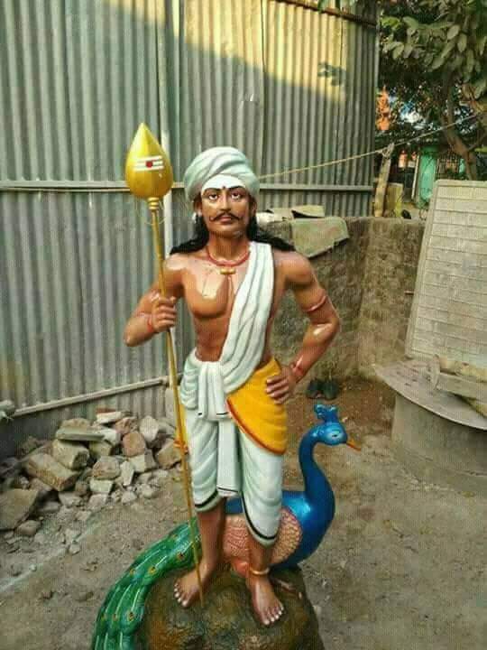 imganesaa's tweet image. முருகனை வரைய சொன்னா, வயலுக்கு காவலுக்கு போறவனை பிடிச்சு வரைஞ்சு வச்சிருக்கானுங்க....

கழுத்துல, என்னது,.... சையனைடு குப்பியா.....😂😂